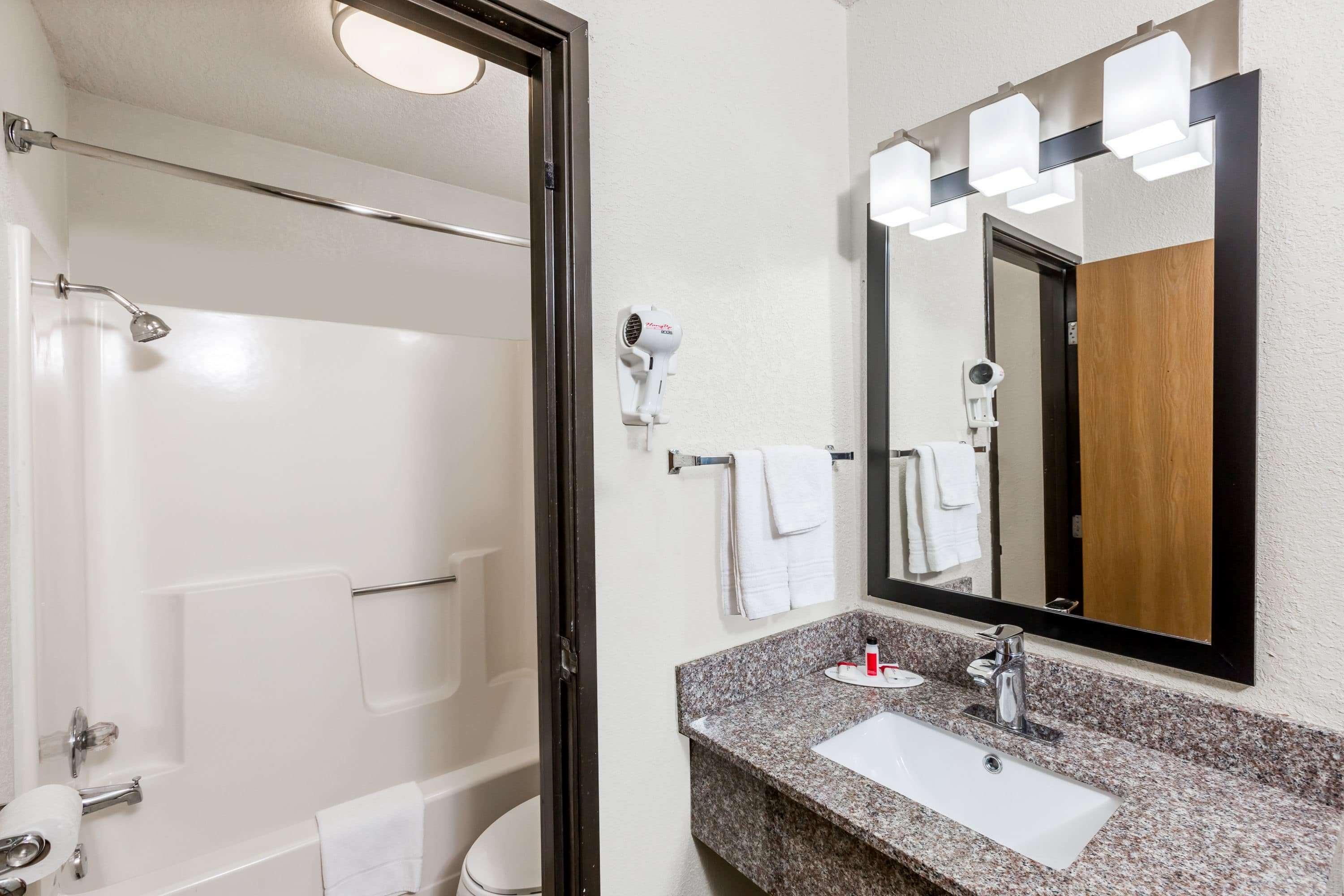Super 8 By Wyndham Urbandale/Des Moines Area Motel Dış mekan fotoğraf